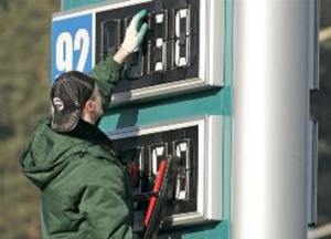 «Белнефтехим»: Цены на бензин подняли из-за дефицита в России