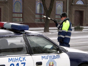 ГАИ разыскивает водителя, который ночью врезался в остановку в Минске