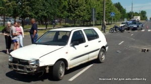 Минск: на ул. Ротмистрова столкнулись мотоцикл Honda и Volkswagen Golf