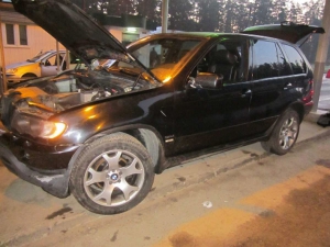 На белорусской границе у литовцев конфисковали BMW X5 и Peugeot