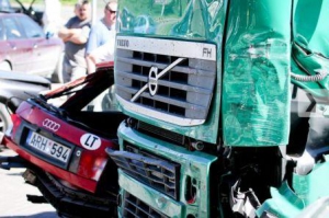 На окраине Вильнюса грузовик побил 20 автомобилей