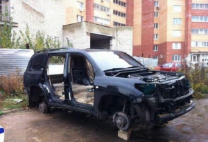 Неизвестные за ночь разобрали припаркованный внедорожник на части