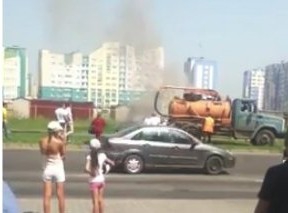 Пинские ассенизаторы потушили горящий автомобиль содержимым своей цистерны