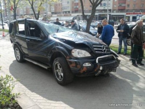 Причины падения Mercedes с паркинга в Минске выяснят в течение 10—15 дней