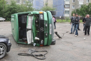 Сильный ветер в Гродно перевернул микроавтобус на стоянке (фото)