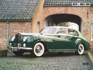 Старинный Rolls-Royce украсили миллионами кристаллов
