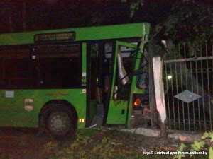 В Барановичах автобус с пассажирами врезался в ограждение