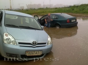 В Барановичах два автомобиля едва не утонули в луже
