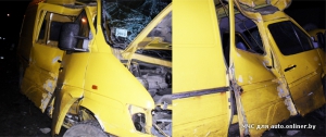 В Бресте водитель Mercedes врезался в два столба и забор ( фото )
