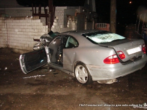 В Гомеле Mercedes CLK 200 врезался в забор дома — погибли двое молодых людей