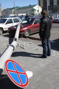 В Гомеле столб упал на BMW и Volvo