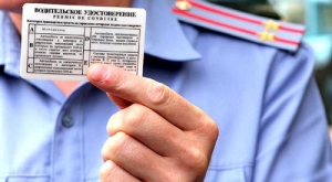 В России начали выдавать права нового образца