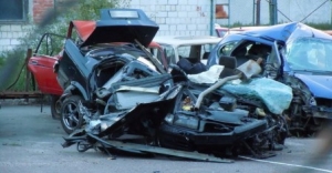 В Светлогорском районе BMW разорвало пополам, два человека погибли