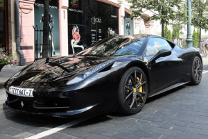 В Вильнюсе на велодорожке припарковали Ferrari из Беларуси (фото)