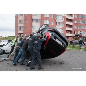 Внедорожник "Вольво" протаранил на Лобанка три припаркованных автомобиля и перевернулся ( ФОТО )