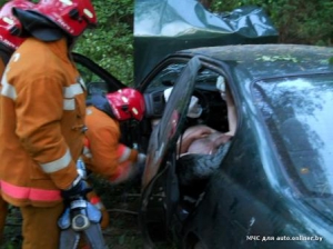 Волковысский район: Nissan врезался в дерево — погиб пассажир